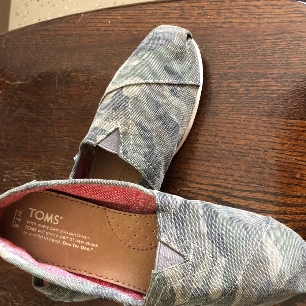 Toms women’s Camouflage Shoes size 7.5 worn once